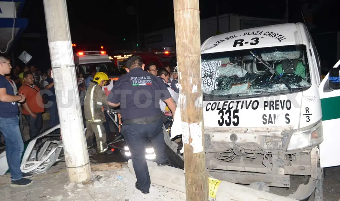 Colectivero derribó un poste y quedó prensado el copiloto