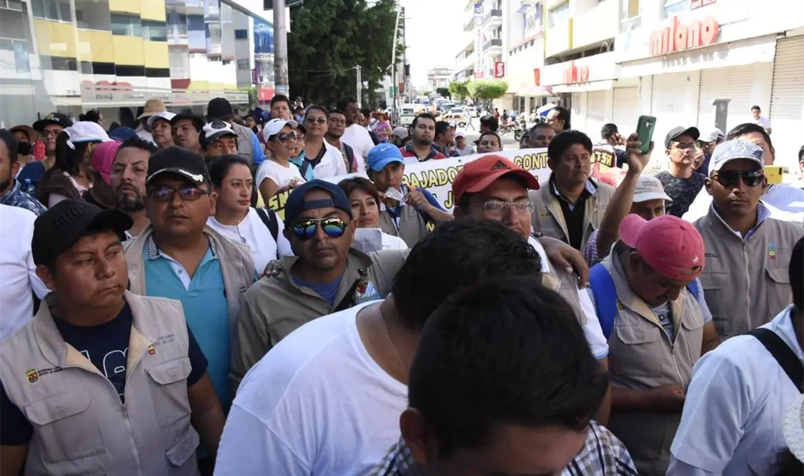Los manifestantes que buscaban ingresar al recinto legislativo, en donde se llevaba a cabo el Sexto Informe del Gobernador Manuel Velasco. Guillermo Ramos / CP