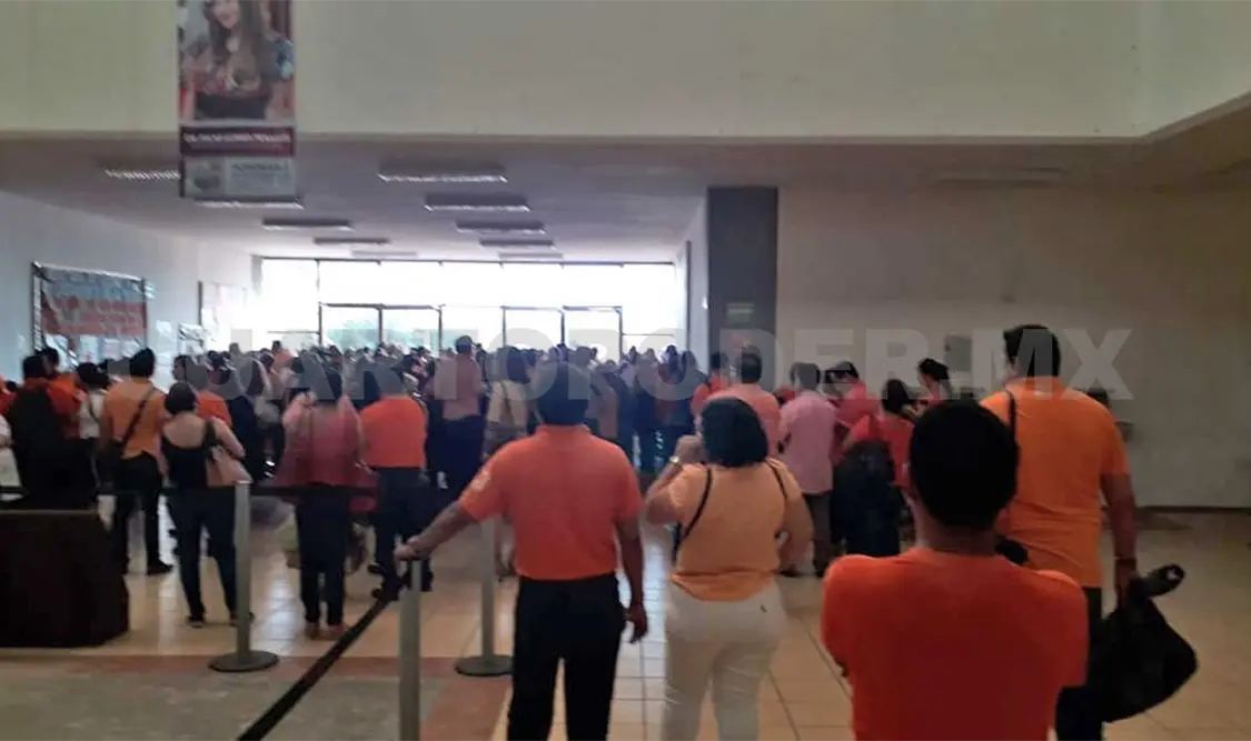 Bloquean maestros presidencia municipal