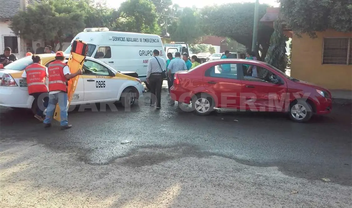 Choque de taxi y particular dejó a pasajera lesionada