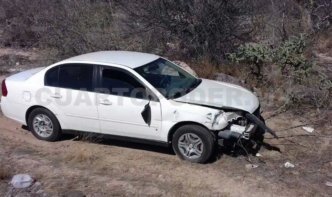 Jetta quedó volcado al fondo de barranco