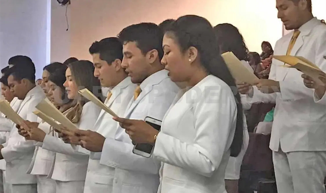 Egresa primera generación de la Facultad de Medicina