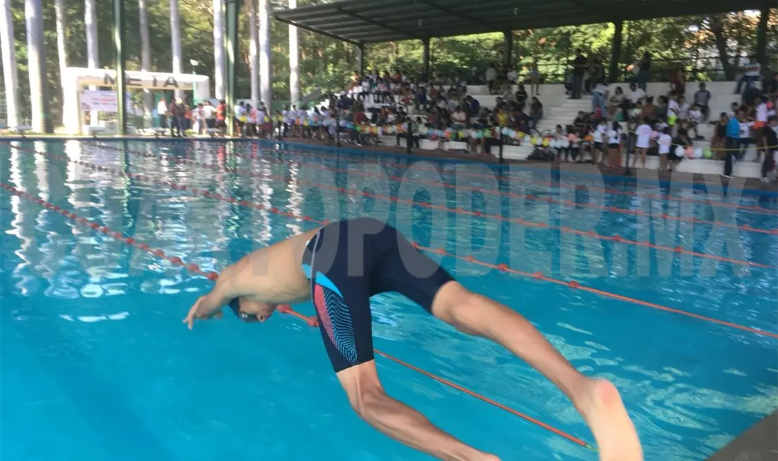 Se dio inicio la competencia con la categoría adolescentes B, rama femenil, que consistió en 300 metros de nado y 800 metros de carrera, en la pista de mencionado parque. Cortesía