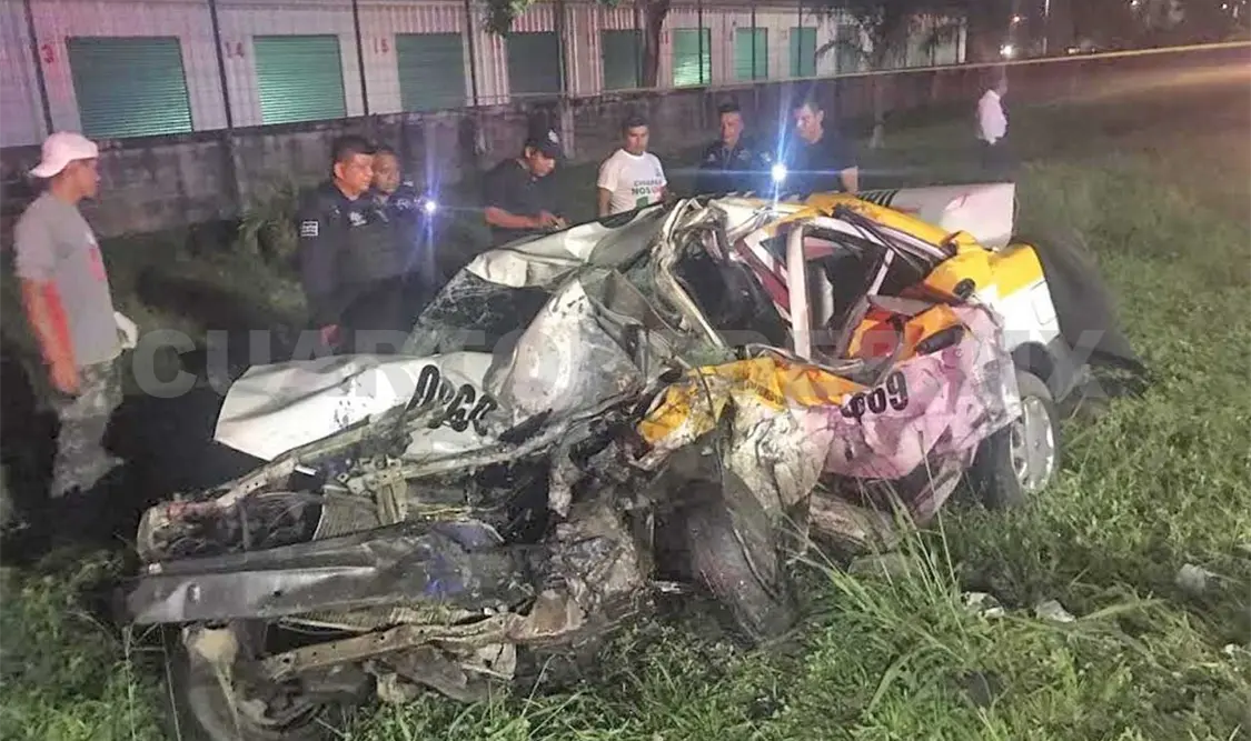 Mueren tres ocupantes de taxi al estrellarse contra Vento