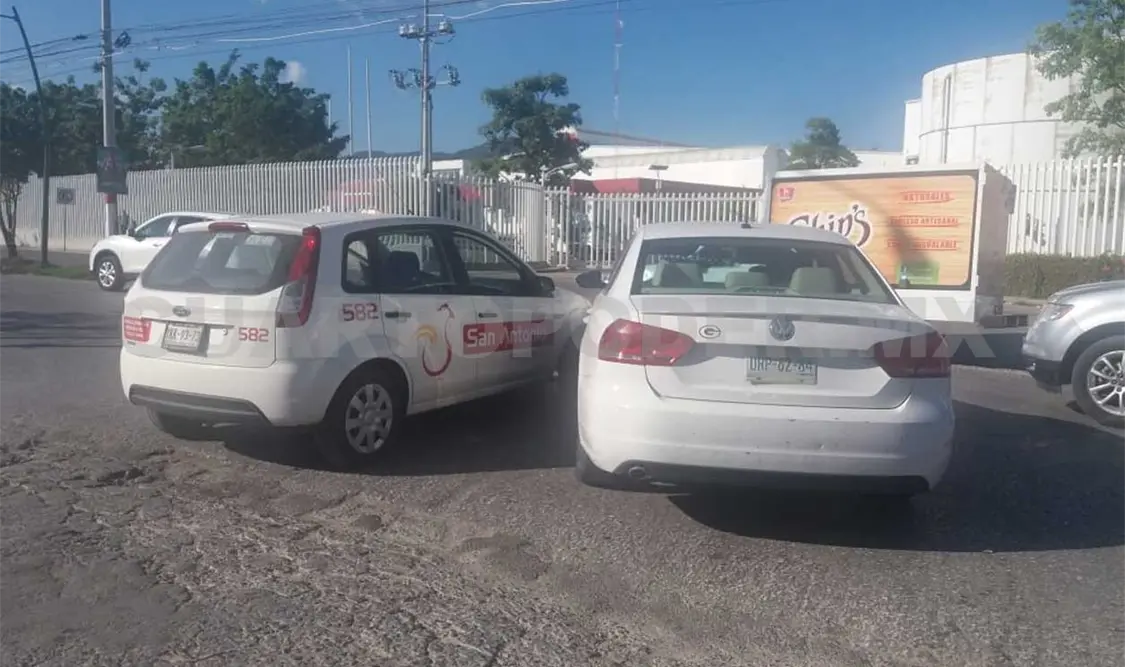 Choque de particulares deja daños materiales