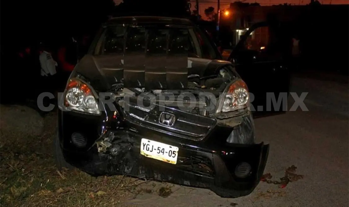Camioneta sin frenos derribó poste de metal