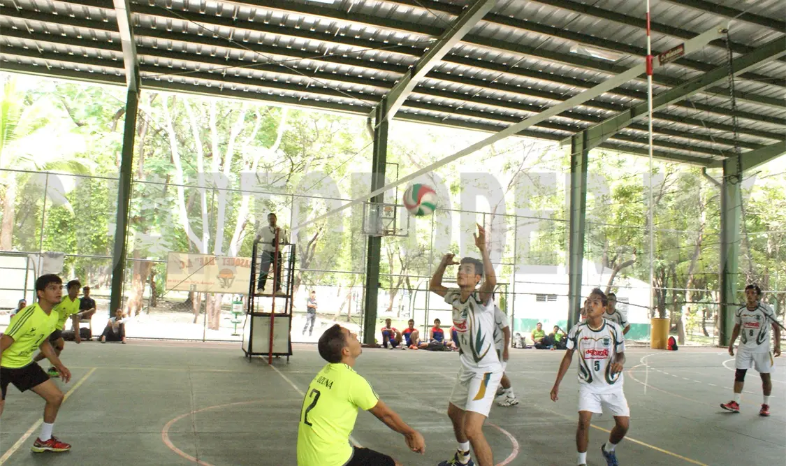 Desde el inicio del encuentro Novatos dominó a sus rivales. La clave fueron las excelentes rotaciones y saques con aproximaciones para finalmente imponerse a su rival. Cortesía