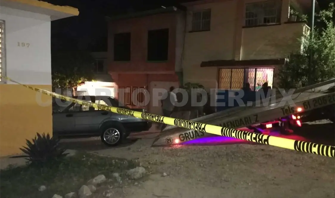 Choca contra poste y huye