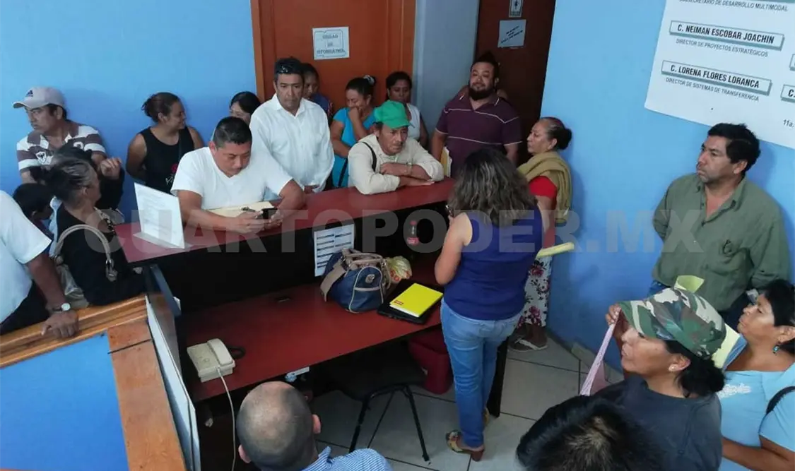 Toman oficina exigiendo liberación de unidades