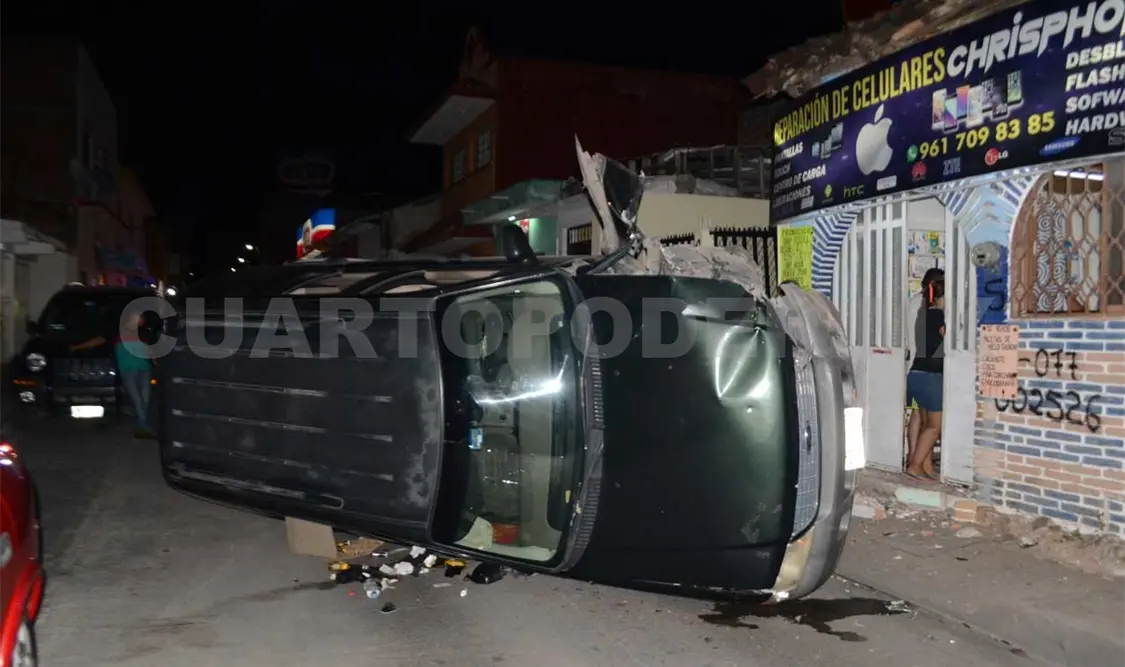Acelerado conductor vuelca y daña vivienda en el centro