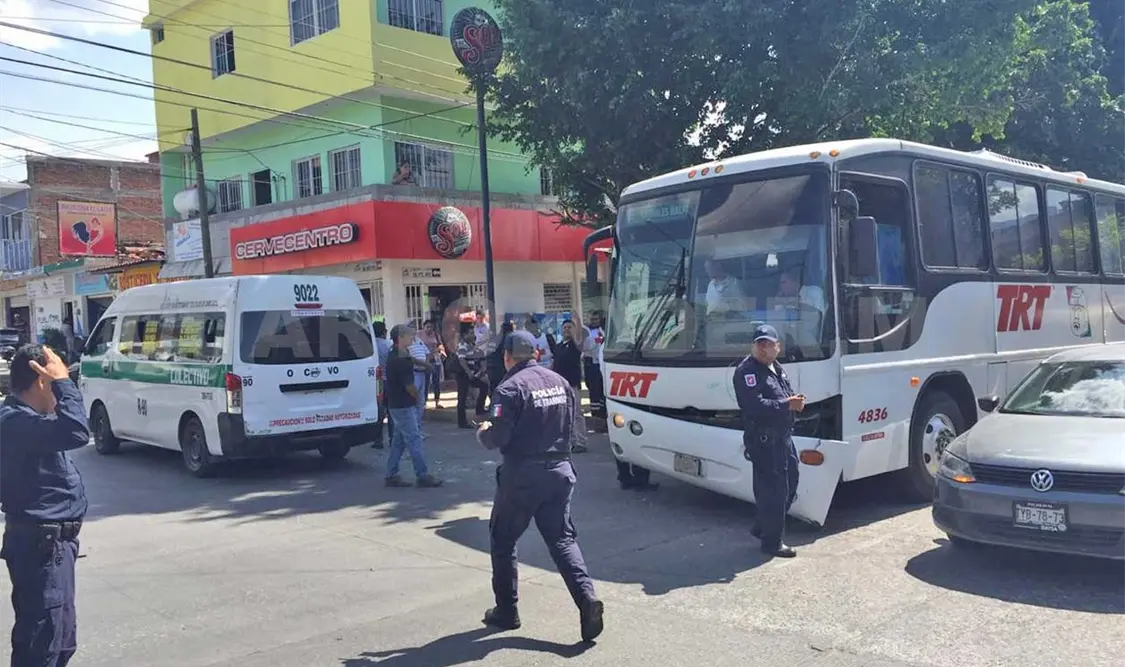 Autobús impacta a colectivo; tres personas lesionadas