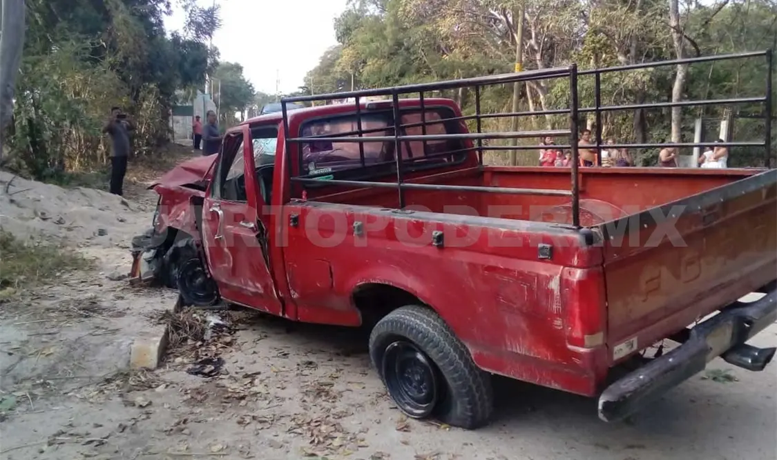 Camioneta vuelca en territorio MOCRI