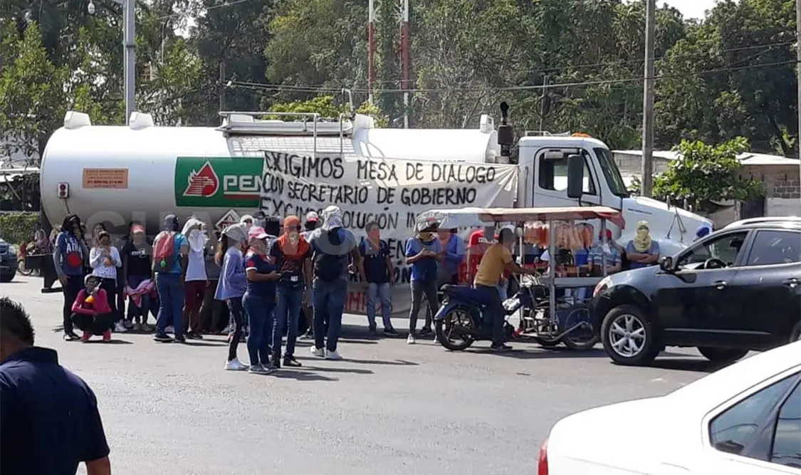 Toman pipas de Pemex y bloquean carretera