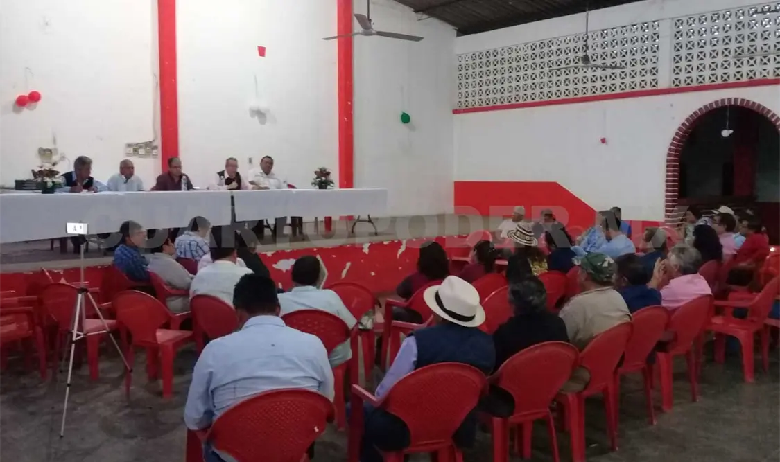 Maestros asisten a ponencia sobre tema educativo