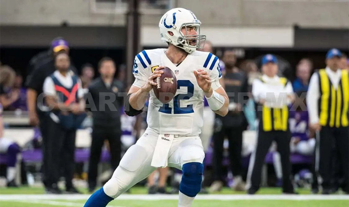 Brees y Luck destacan como jugadores del mes