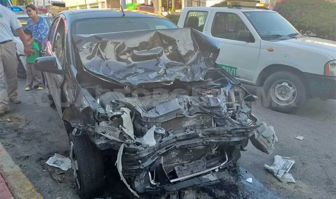 Aparatoso accidente deja tres lesionados