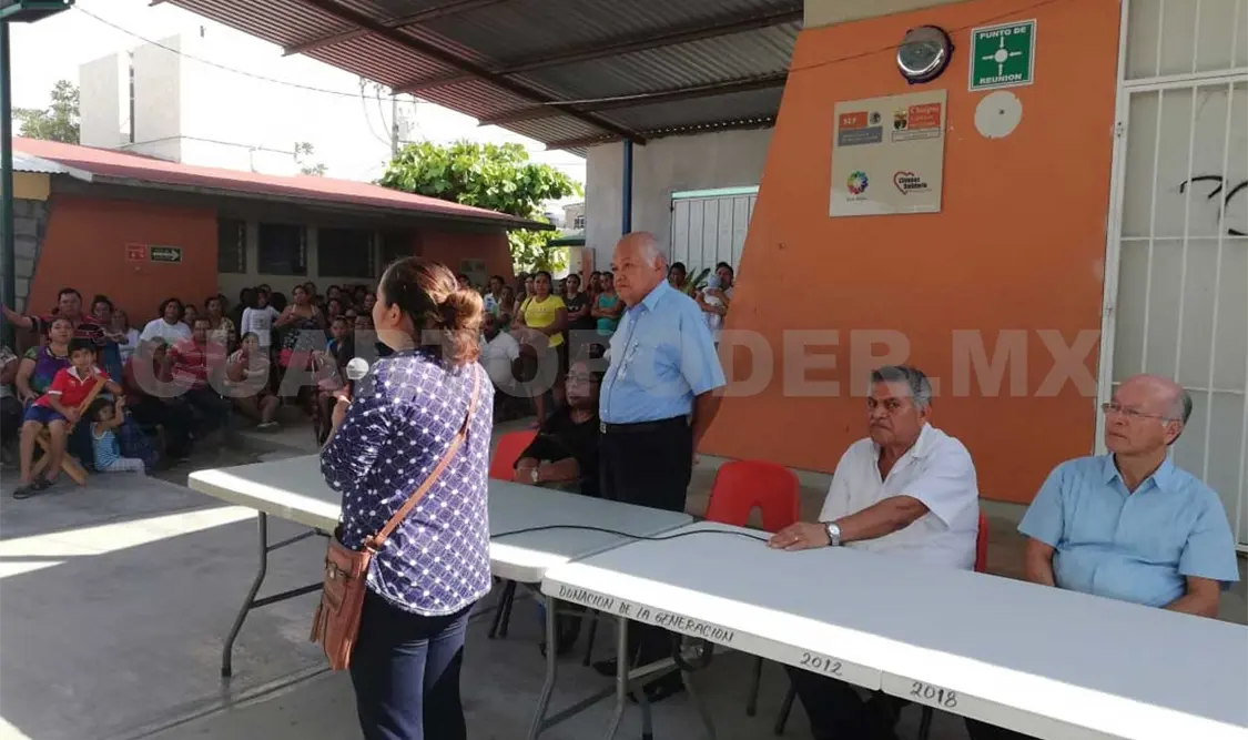 Que se vaya directora, piden funcionarios