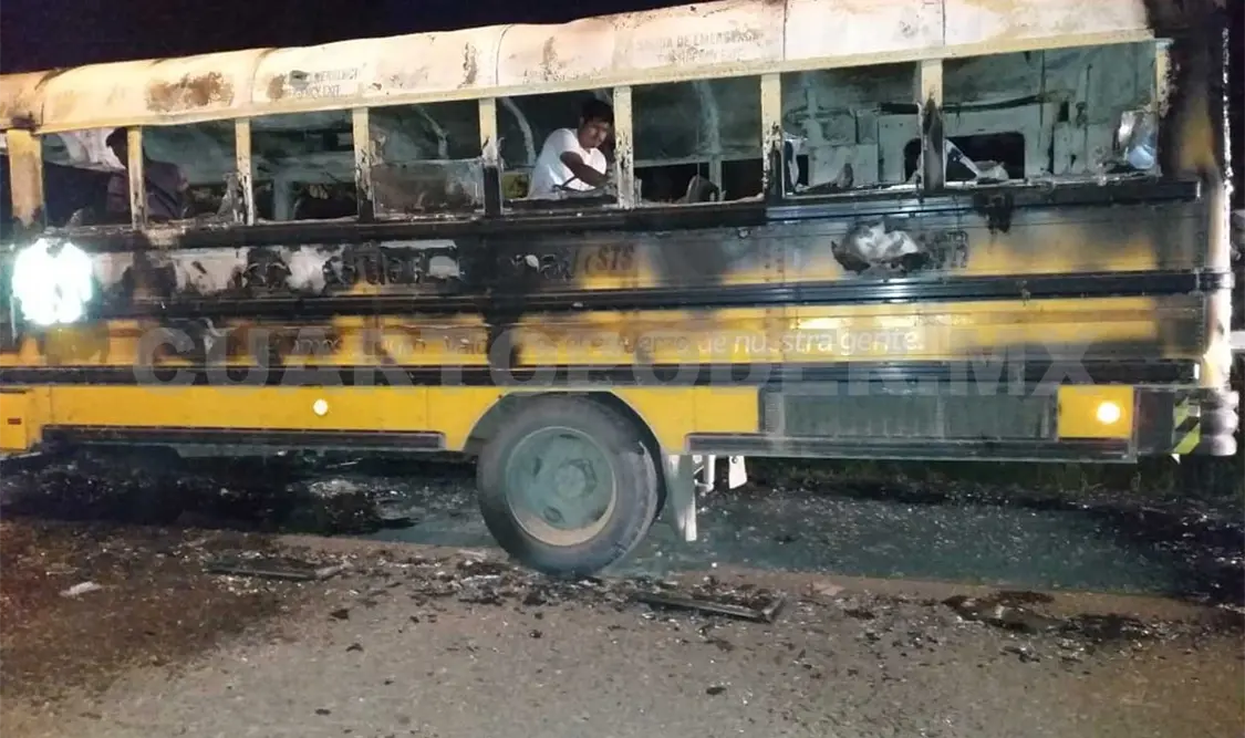 Se incendia autobús en carretera; no hay heridos