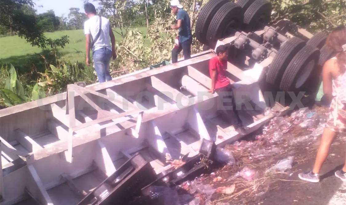 Vuelca tráiler y rapiñan la carga de cerveza
