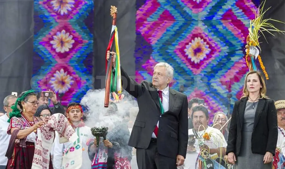 Recibe Obrador el Bastón de Mando de pueblos indígenas