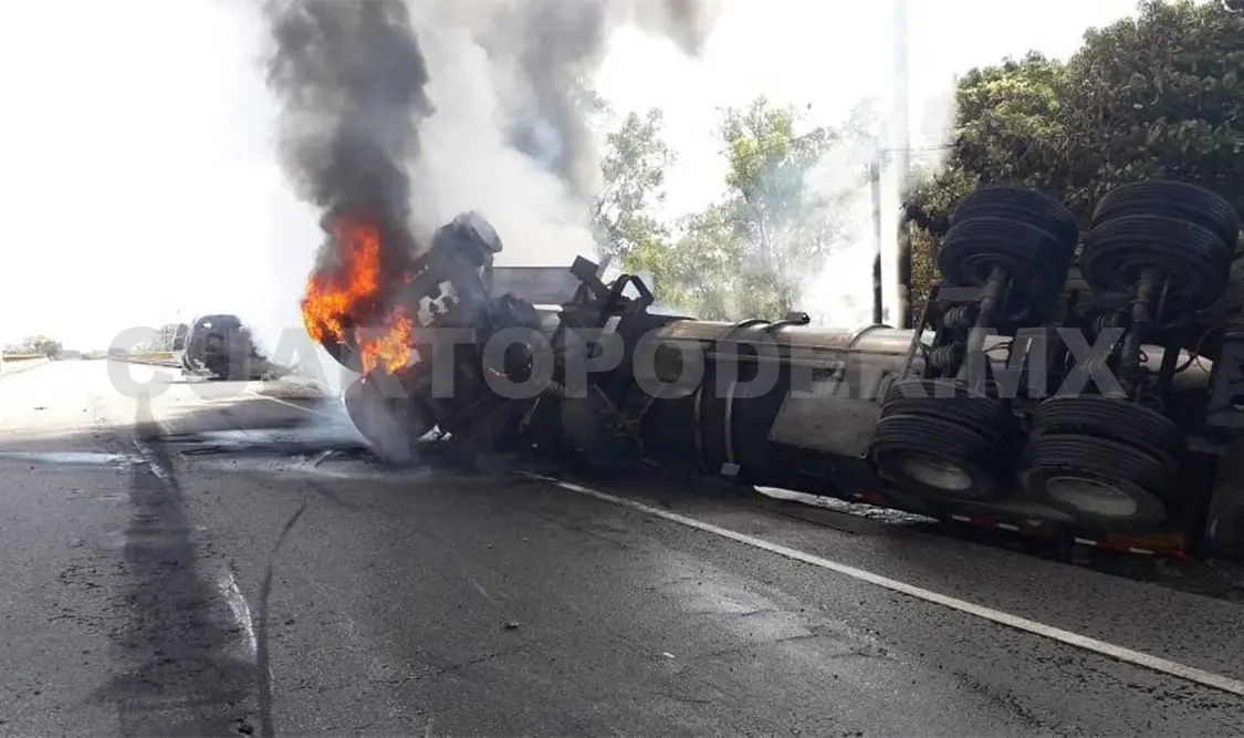 Vuelca y se incendia pipa que transportaba diesel