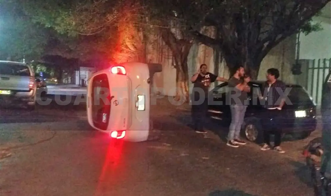 Jovencita resultó herida en aparatosa volcadura