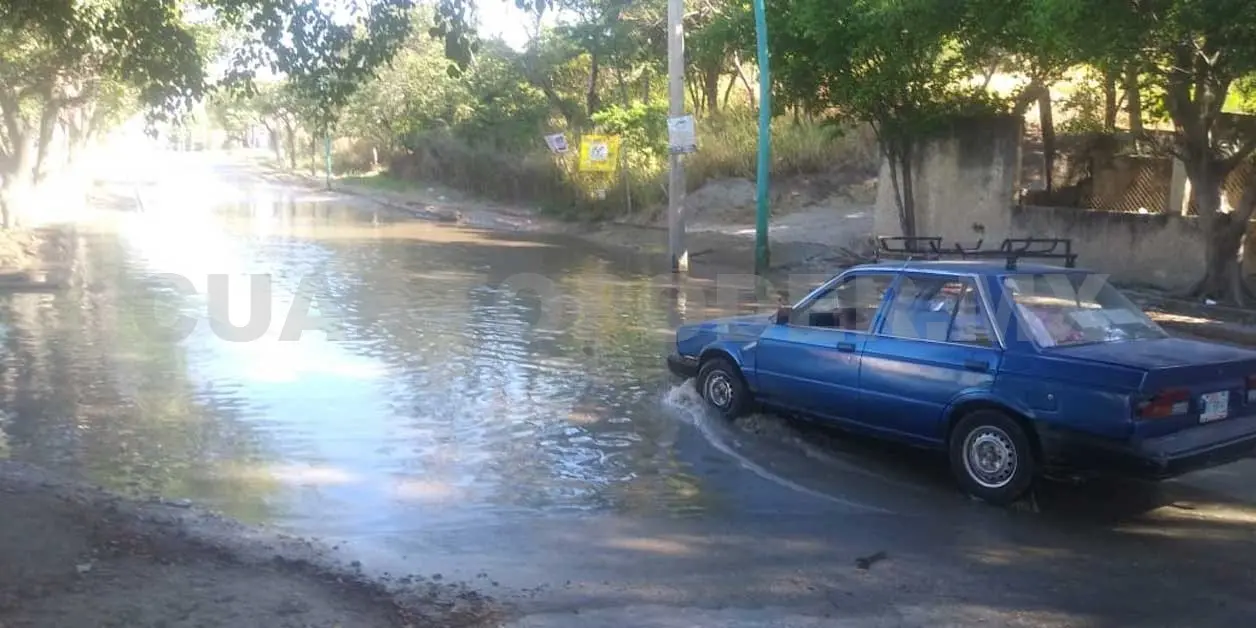 Libramiento sur Enorme fuga de agua complica la vialidad