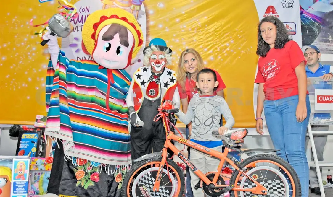 La familia Cuarto Poder celebra a los más pequeños