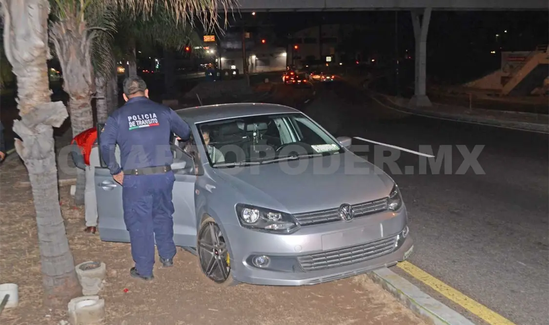 Por exceso de velocidad termina sobre camellón