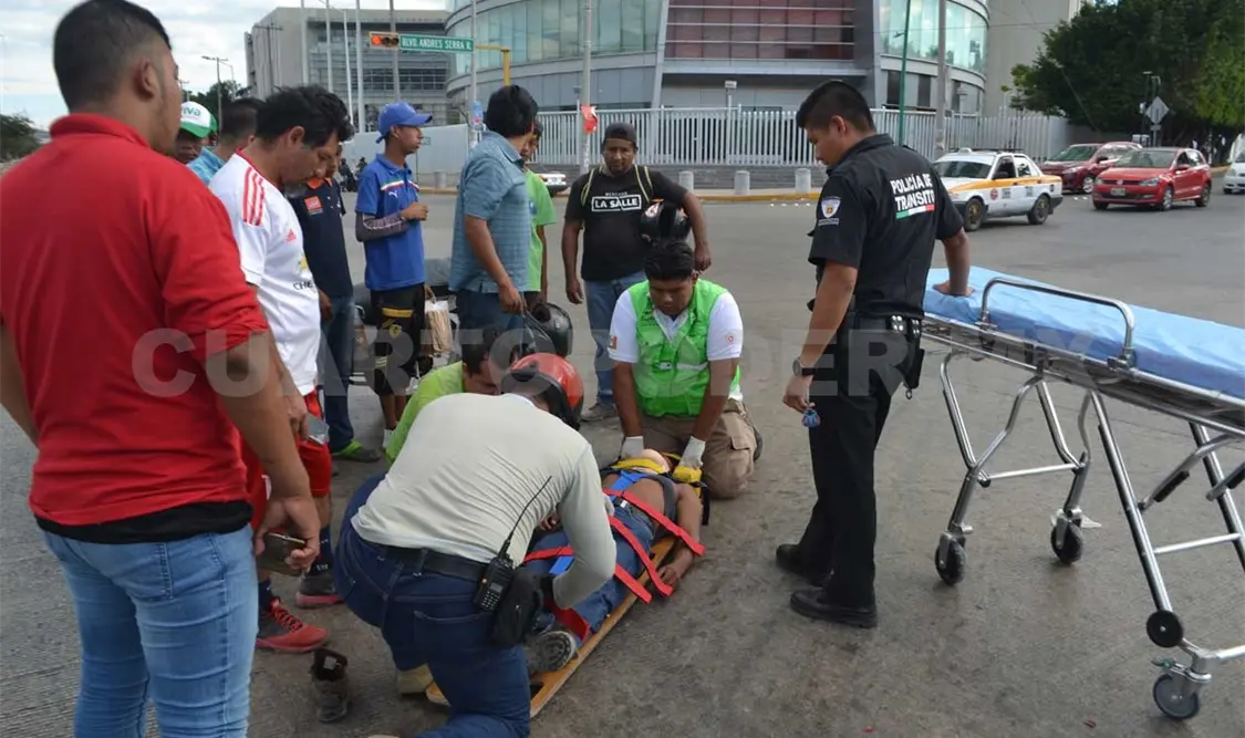 Motociclista, grave al ser embestido por vehículo