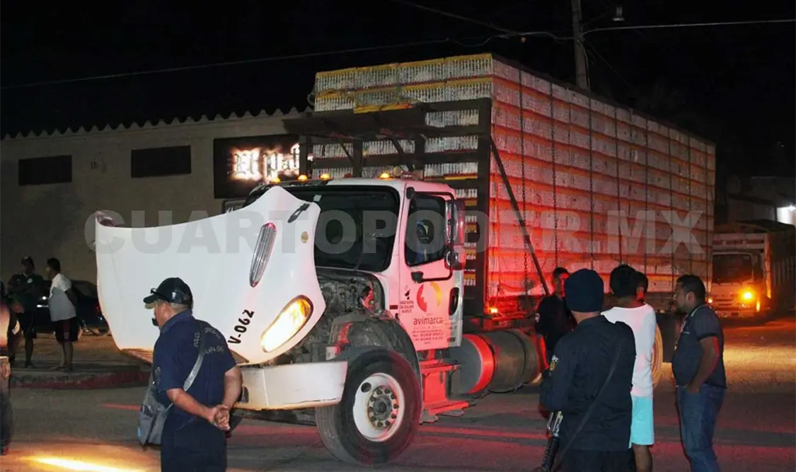 Camión causa accidente carretero; el chofer se fugó