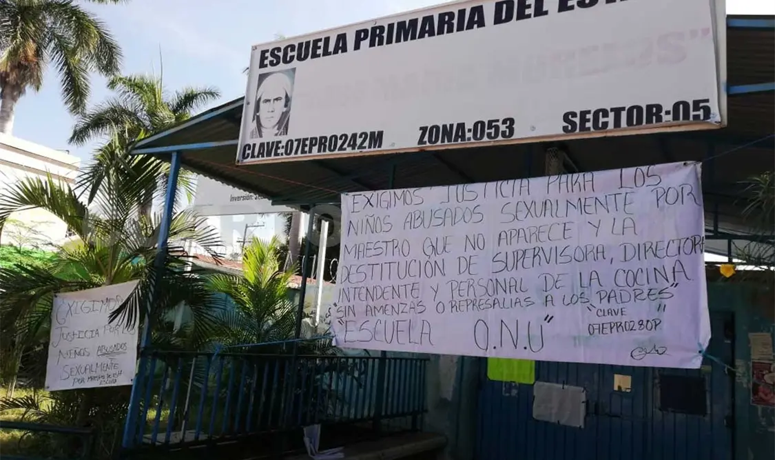 Exigen cambio de plantilla laboral en escuela
