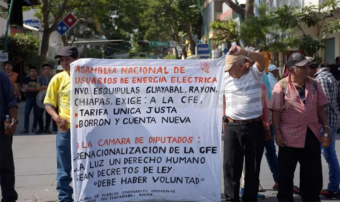 Inconformes bloquean avenida central