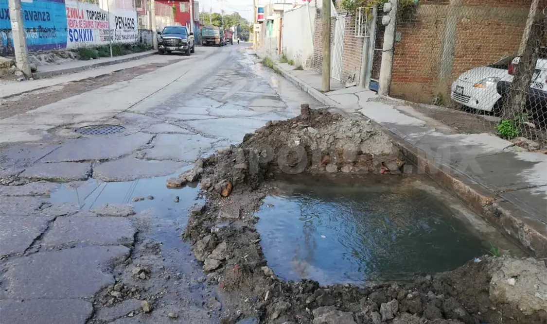 Smapa ignora fuga de agua y drenaje azolvado