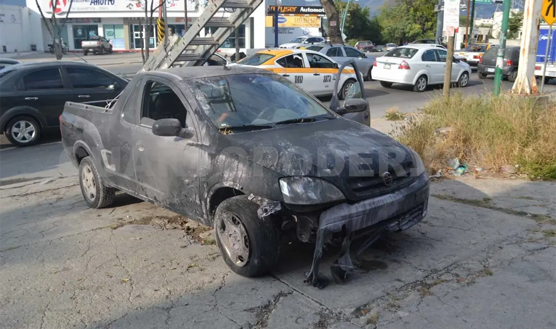 Vehículo se incendia en el Libramiento Sur