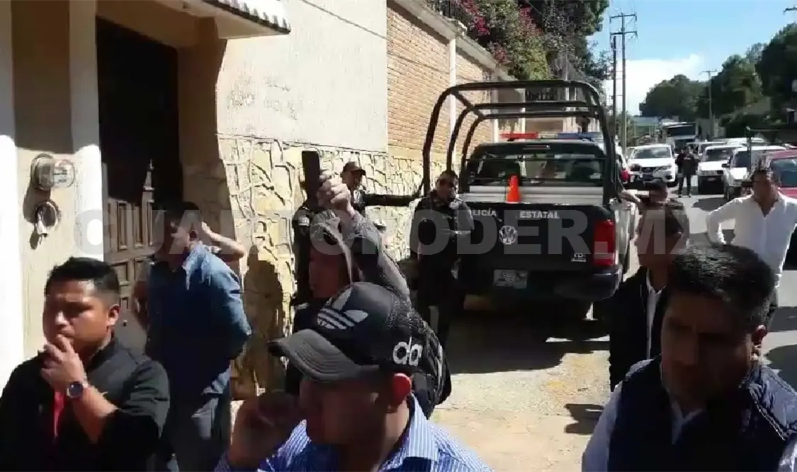 Por querer extorsionarlos retienen a ocho policías