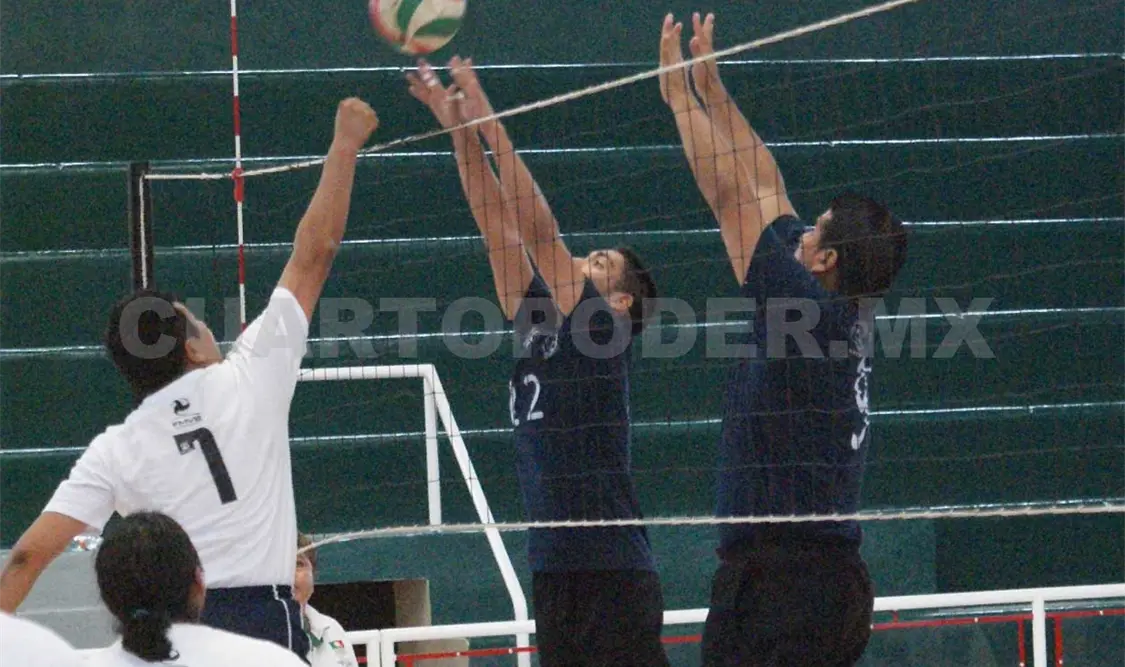 Novatos se mantiene de líder en J12