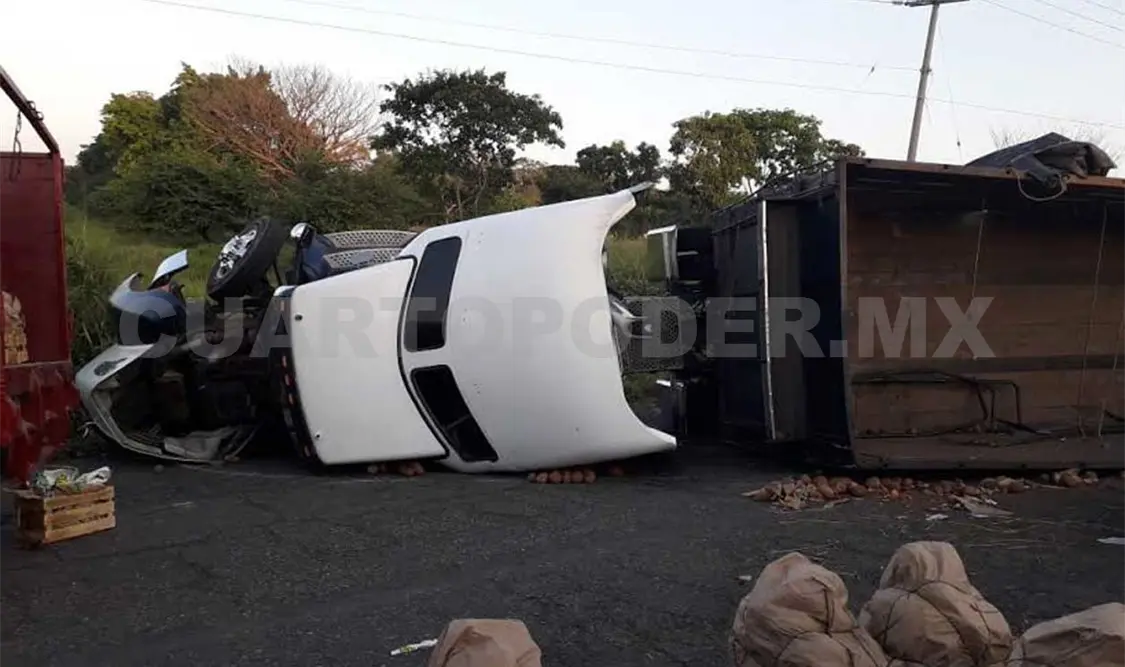 Vuelca tráiler con toneladas de fruta