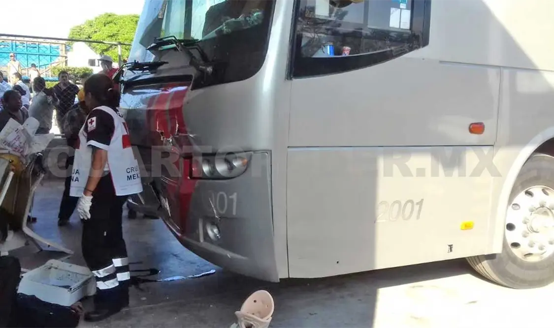 Muere policía arrollado por autobús sin frenos