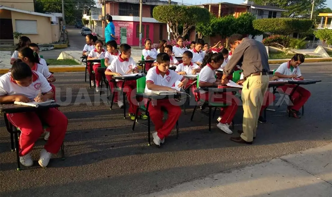Estudiantes reciben clases en calles