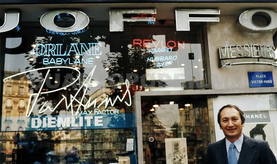 En imagen, el escritor francés Joseph Joffo frente a una tienda que lleva su apellido en París, Francia. Cortesía