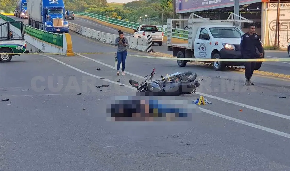Tráiler embiste y mata a conductor de una moto