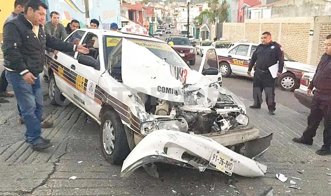 Taxi queda destrozado al chocar con camión
