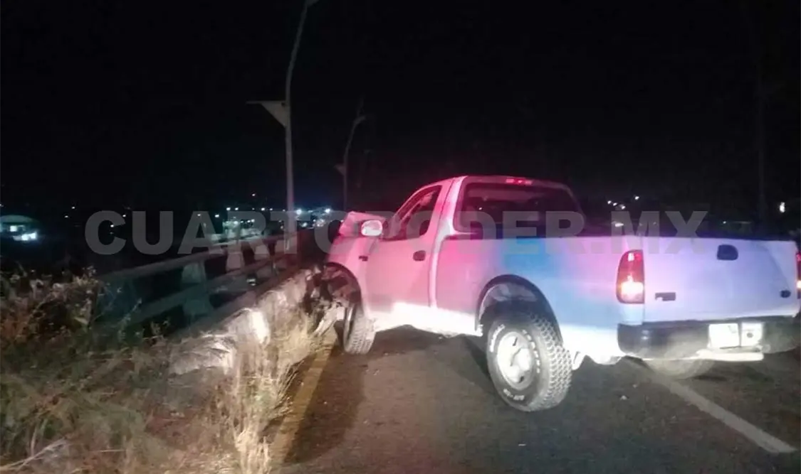 Veloz conductor se estrella contra muro