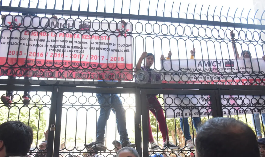 Algunos maestros se subieron a la puerta del Congreso para manifestar su inconformidad. Guillermo Ramos / CP