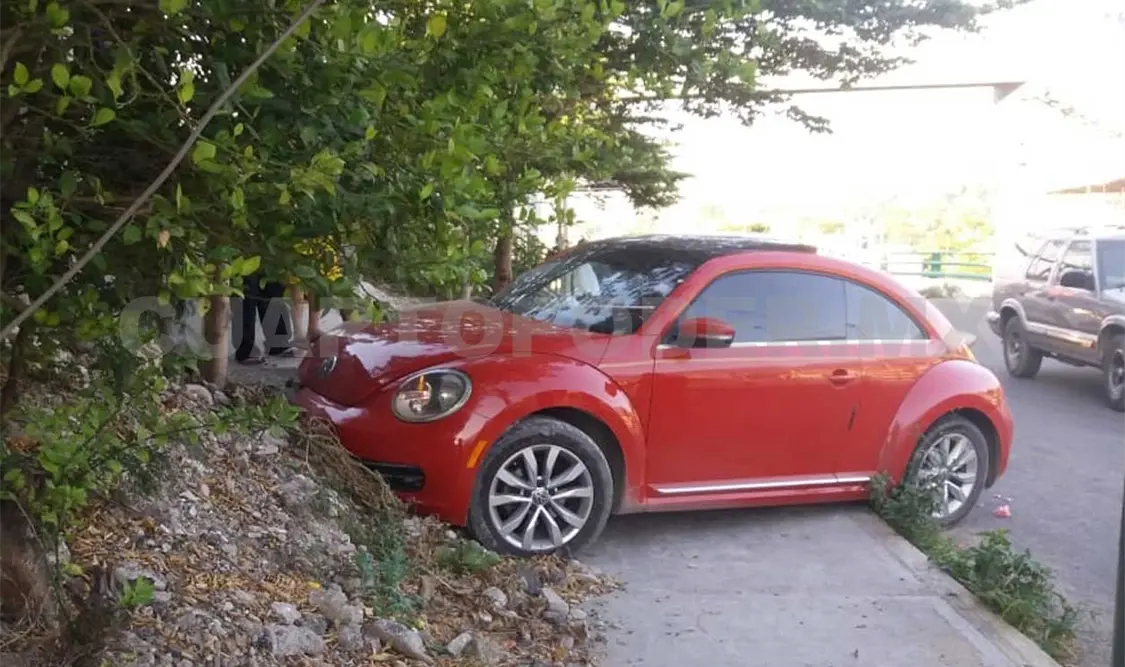 Beetle se estrella contra paredón sobre la calzada al Sumidero
