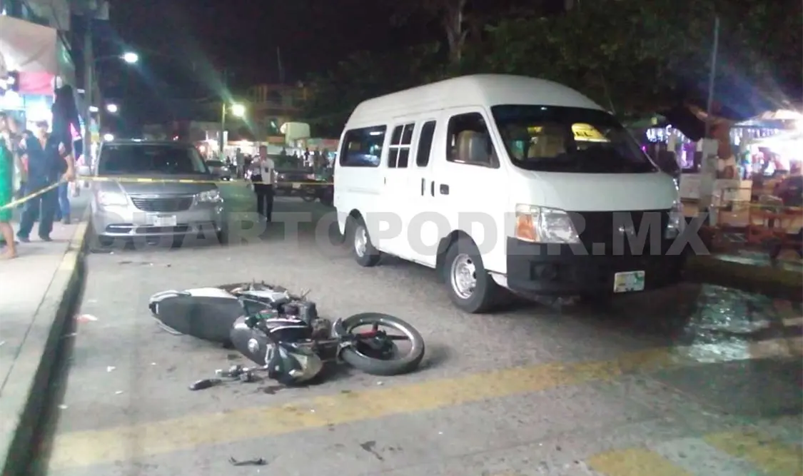 Moto choca contra combi; copiloto queda lesionado
