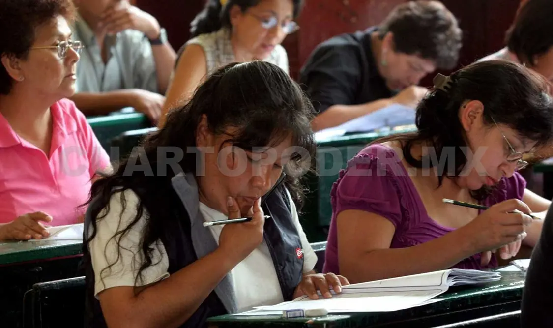 Maestros reinician clases sin recibir pago