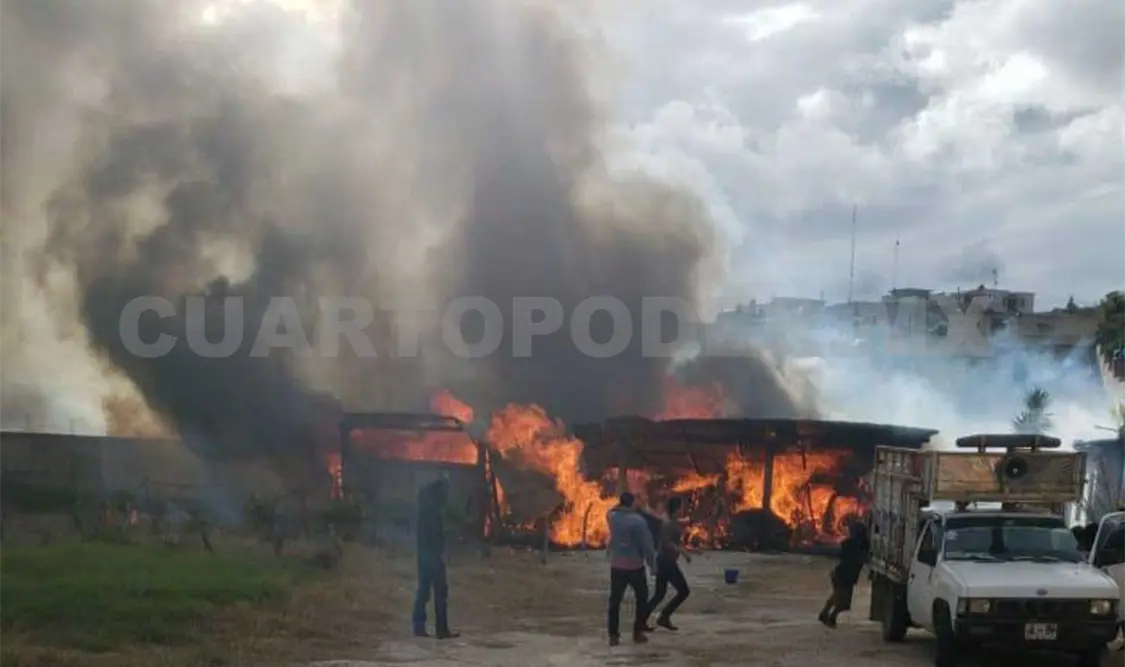 Voraz incendio consume vivienda y dos vehículos