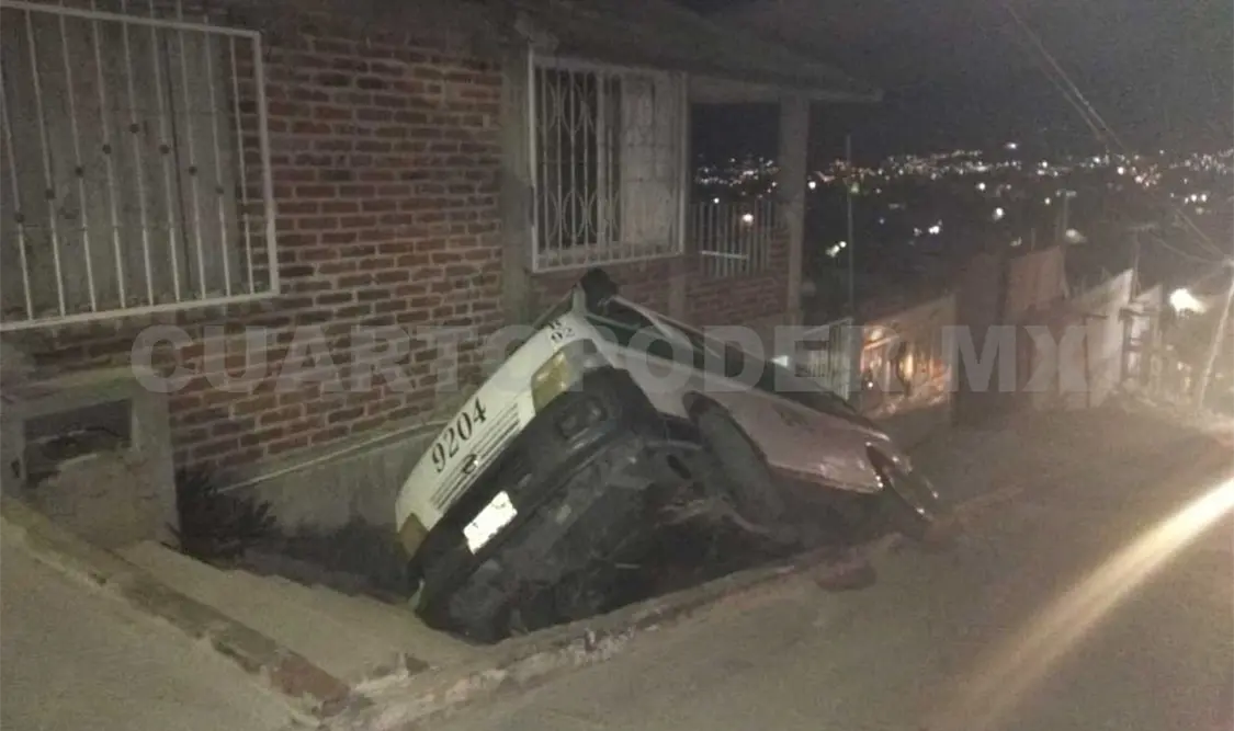 Colectivo termina al fondo de una vivienda